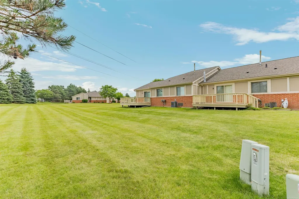 42284 Aspen Court Clinton Charter Township MI 48038