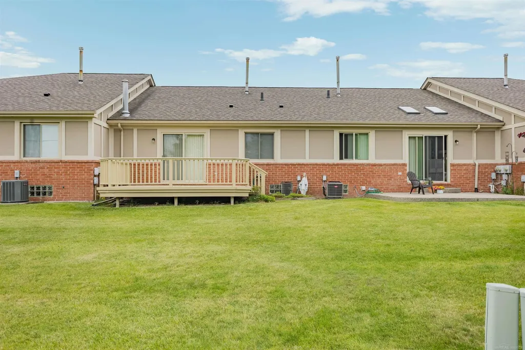 42284 Aspen Court Clinton Charter Township MI 48038