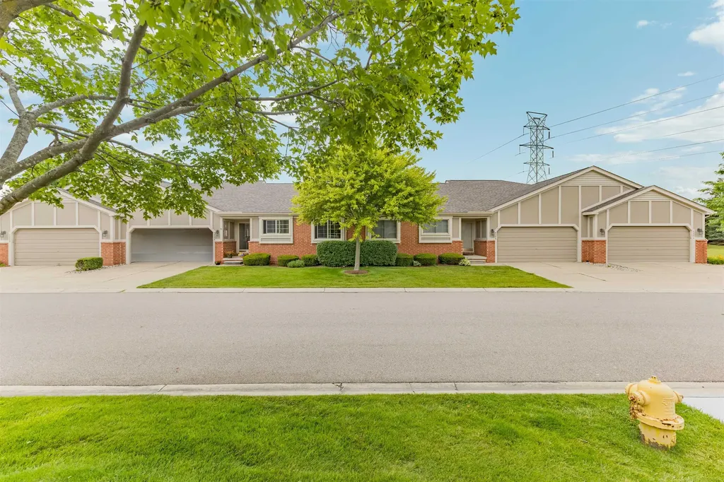 42284 Aspen Court Clinton Charter Township MI 48038