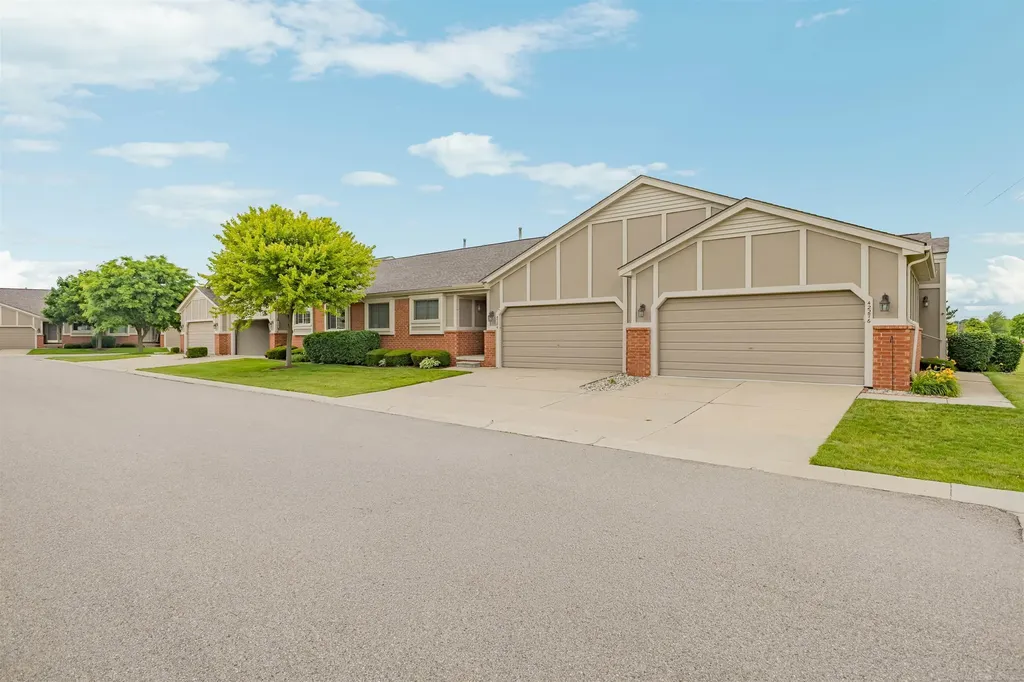 42284 Aspen Court Clinton Charter Township MI 48038