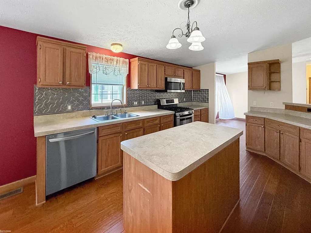 37037 Millstone Trail Lenox Township MI 48048