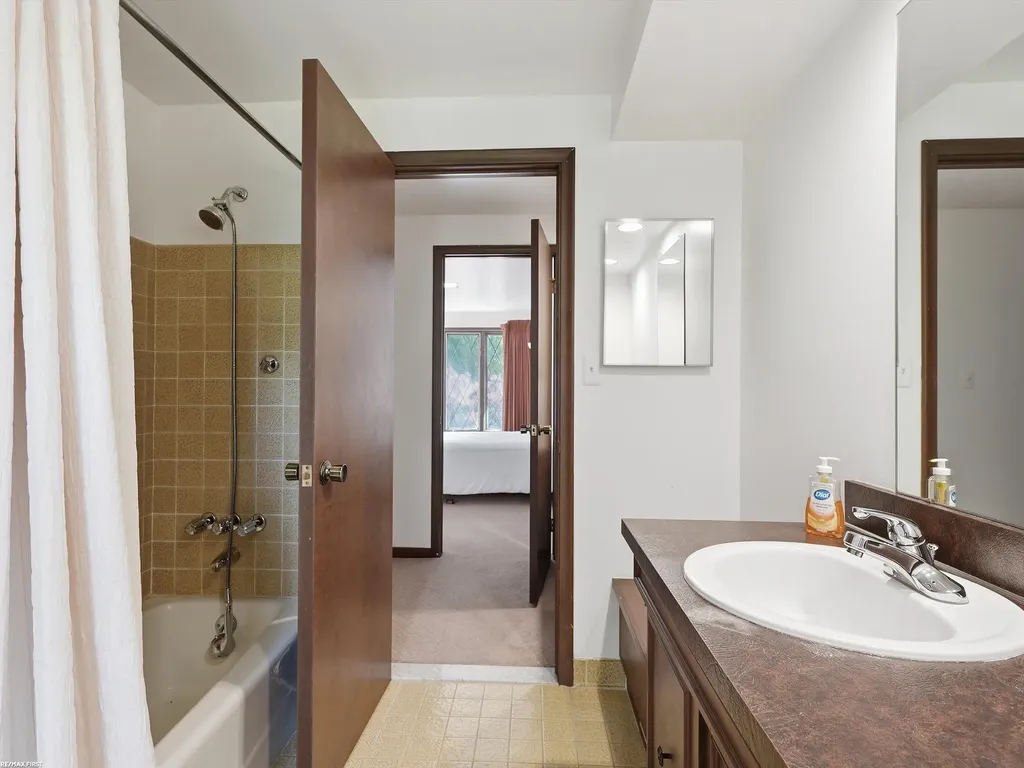 4677 Rolling Ridge Road West Bloomfield Charter Township MI 48323