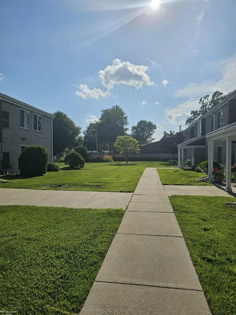 405 Sunset Lane St. Clair Shores City MI 48082