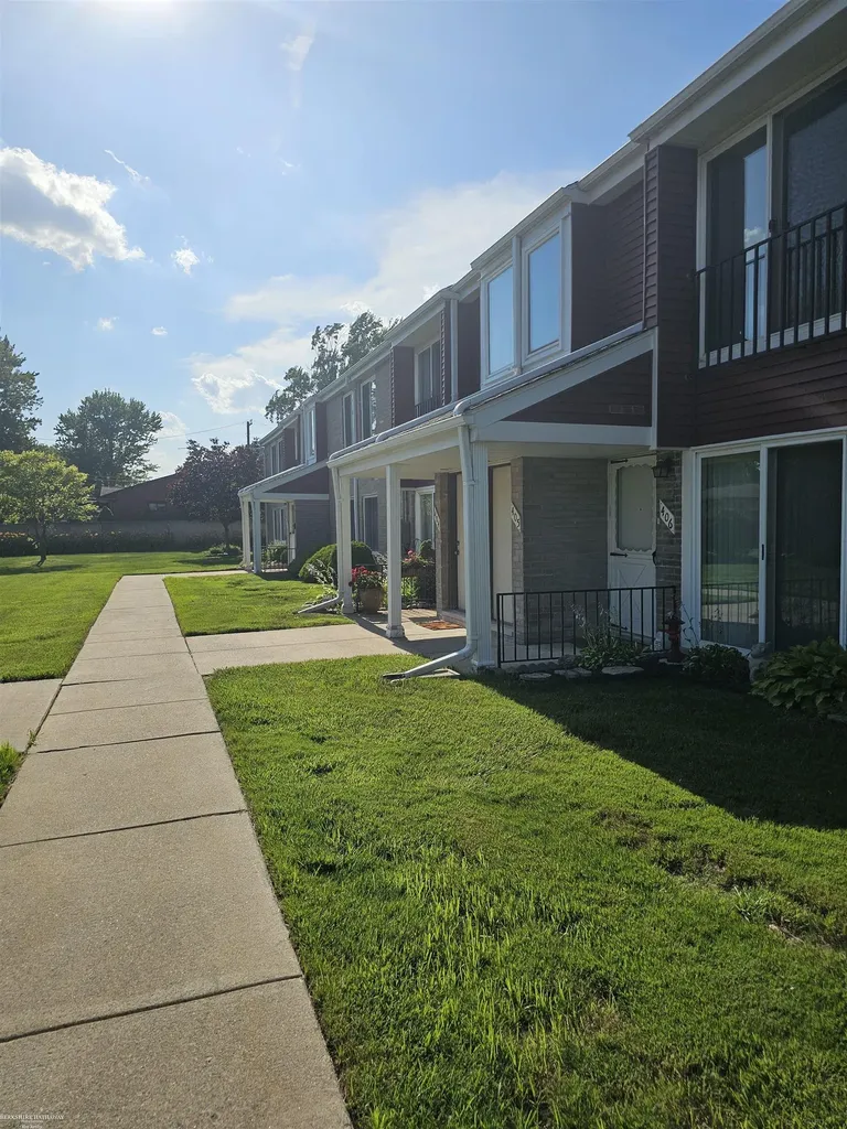 405 Sunset Lane St. Clair Shores City MI 48082