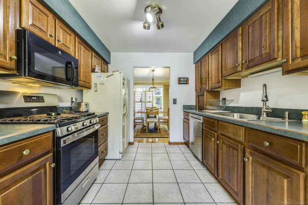 1832 Burning Bush Court Rochester Hills City MI 48309