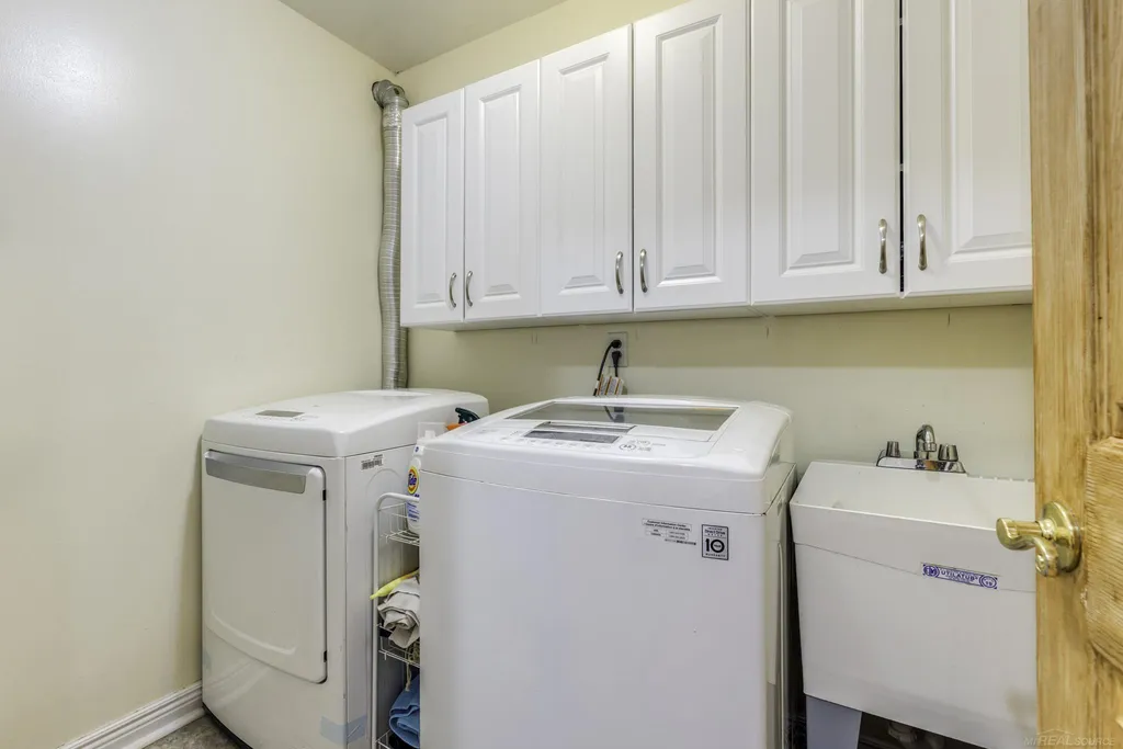 1832 Burning Bush Court Rochester Hills City MI 48309