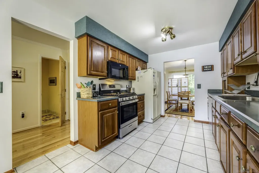 1832 Burning Bush Court Rochester Hills City MI 48309