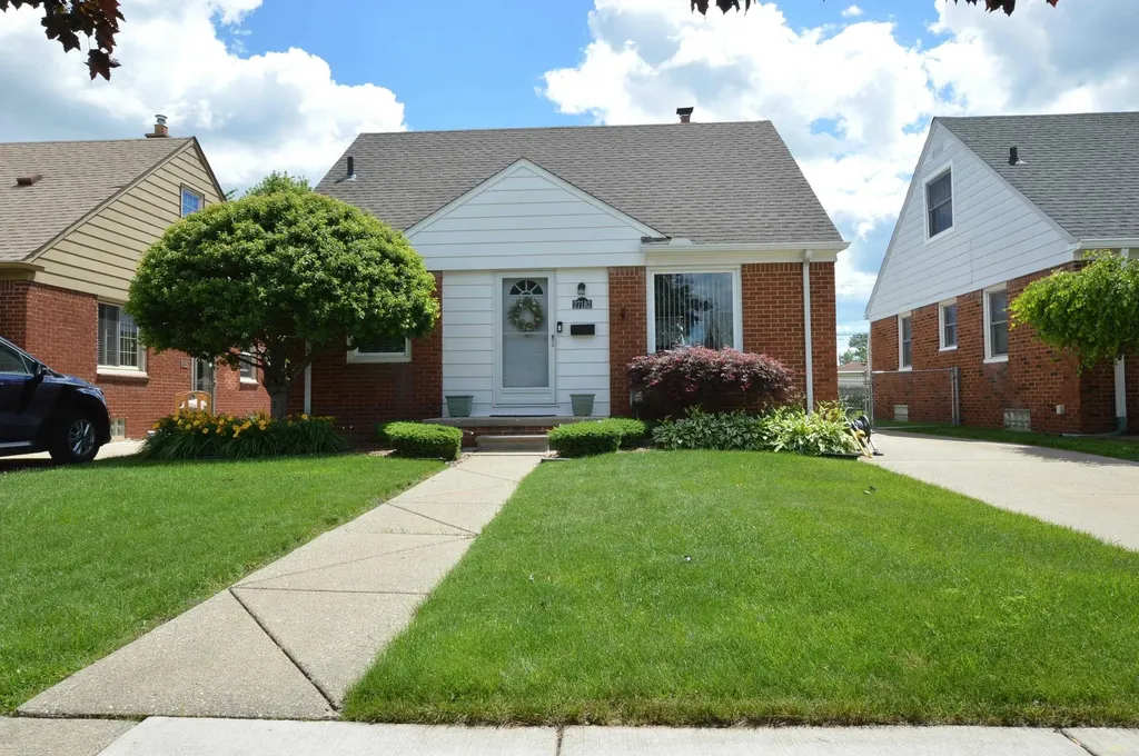 27182 Leroy Street Roseville City MI 48066