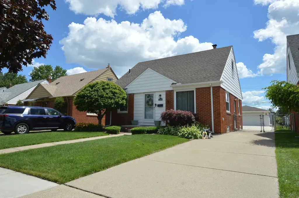27182 Leroy Street Roseville City MI 48066