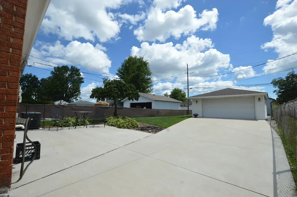 27182 Leroy Street Roseville City MI 48066