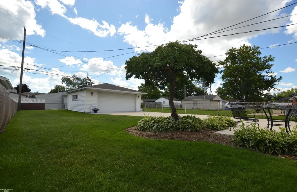 27182 Leroy Street Roseville City MI 48066
