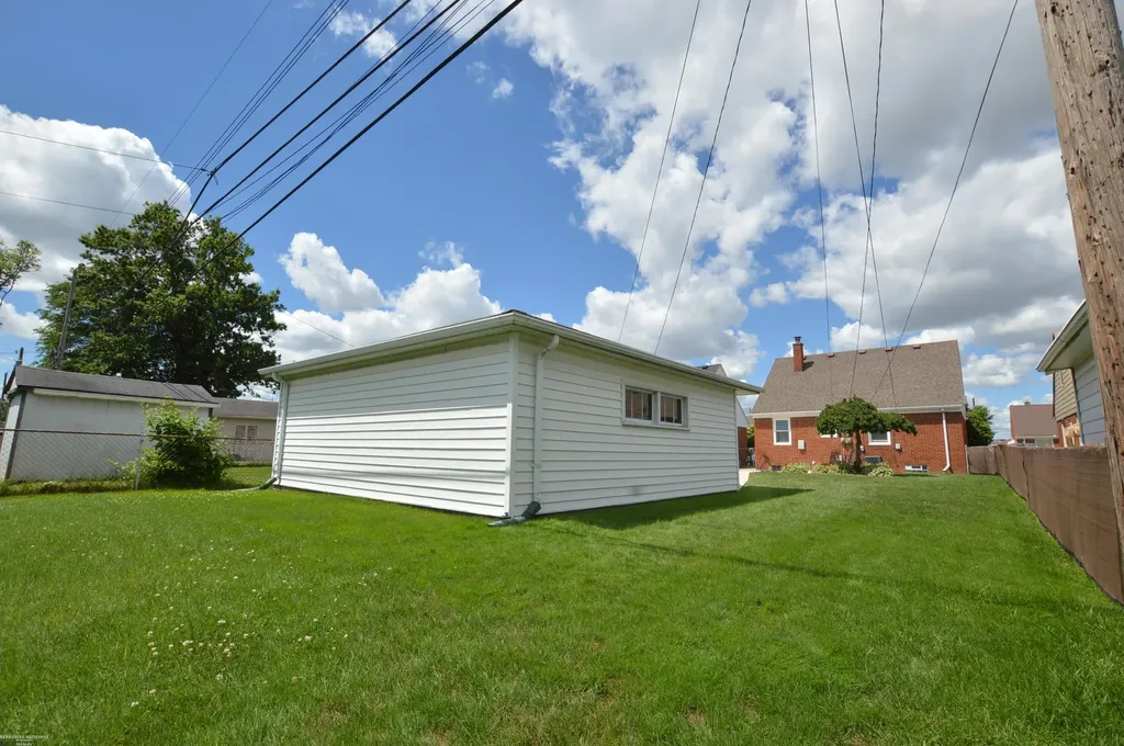 27182 Leroy Street Roseville City MI 48066