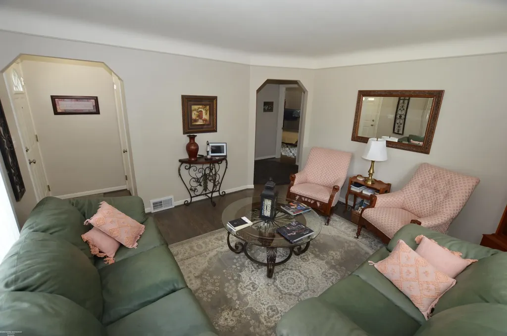 27182 Leroy Street Roseville City MI 48066