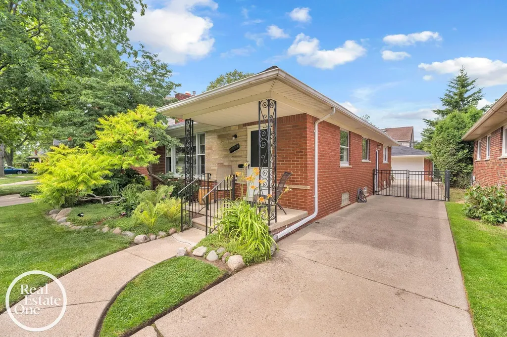 1806 Newcastle Road Grosse Pointe Woods City MI 48236