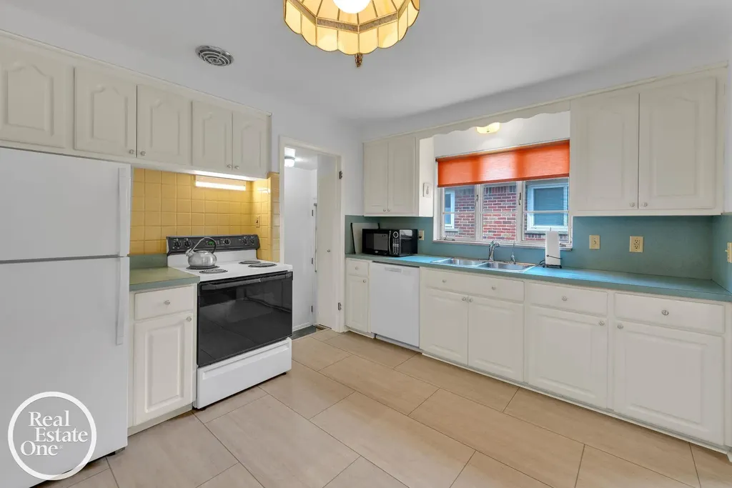 1806 Newcastle Road Grosse Pointe Woods City MI 48236