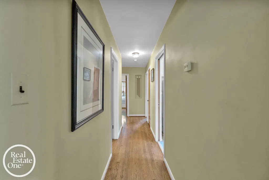 1806 Newcastle Road Grosse Pointe Woods City MI 48236