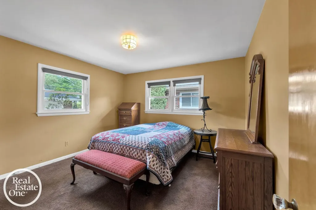 1806 Newcastle Road Grosse Pointe Woods City MI 48236
