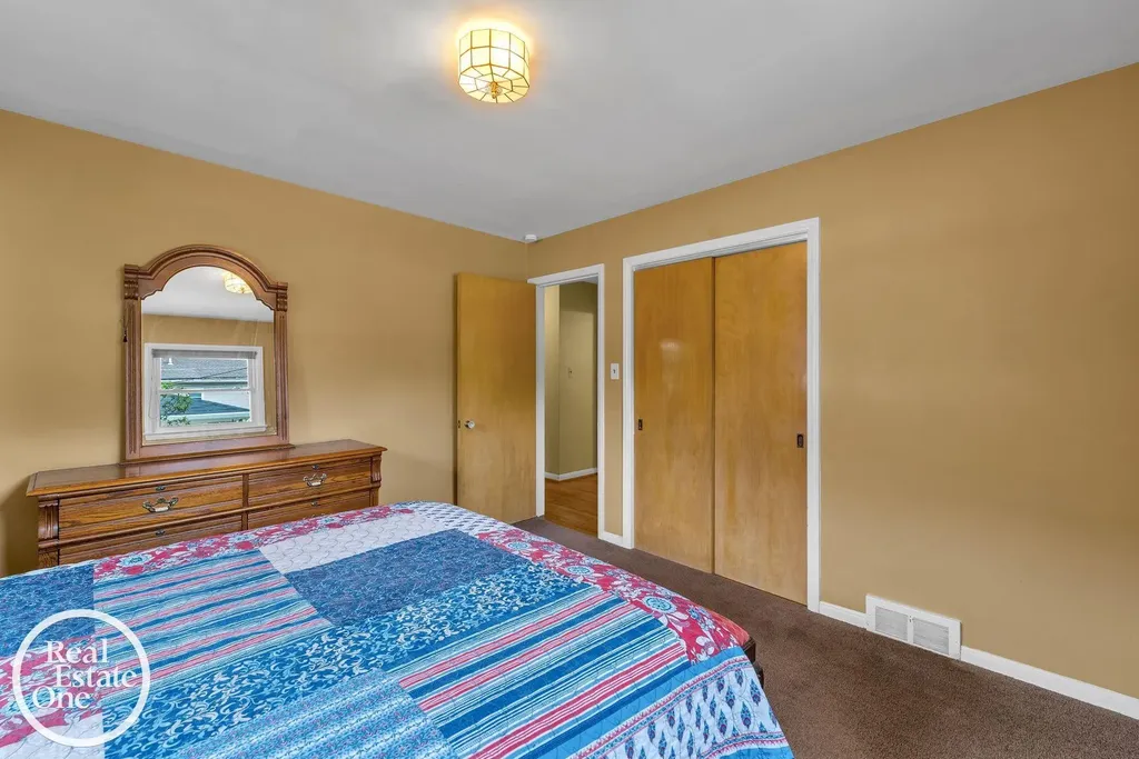 1806 Newcastle Road Grosse Pointe Woods City MI 48236