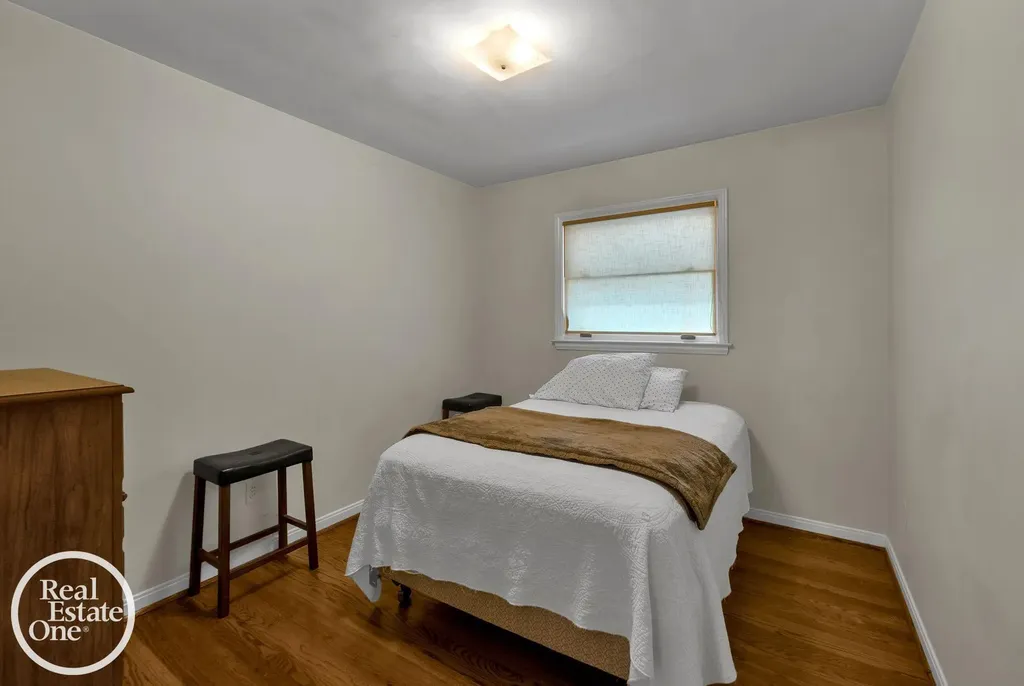 1806 Newcastle Road Grosse Pointe Woods City MI 48236