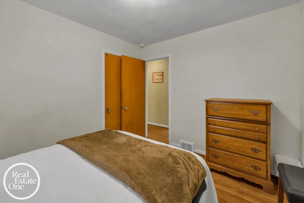 1806 Newcastle Road Grosse Pointe Woods City MI 48236