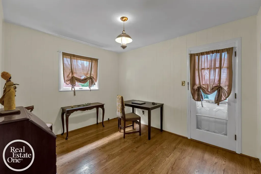 1806 Newcastle Road Grosse Pointe Woods City MI 48236