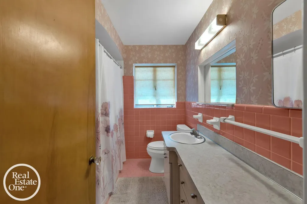 1806 Newcastle Road Grosse Pointe Woods City MI 48236