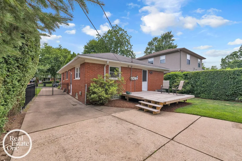 1806 Newcastle Road Grosse Pointe Woods City MI 48236