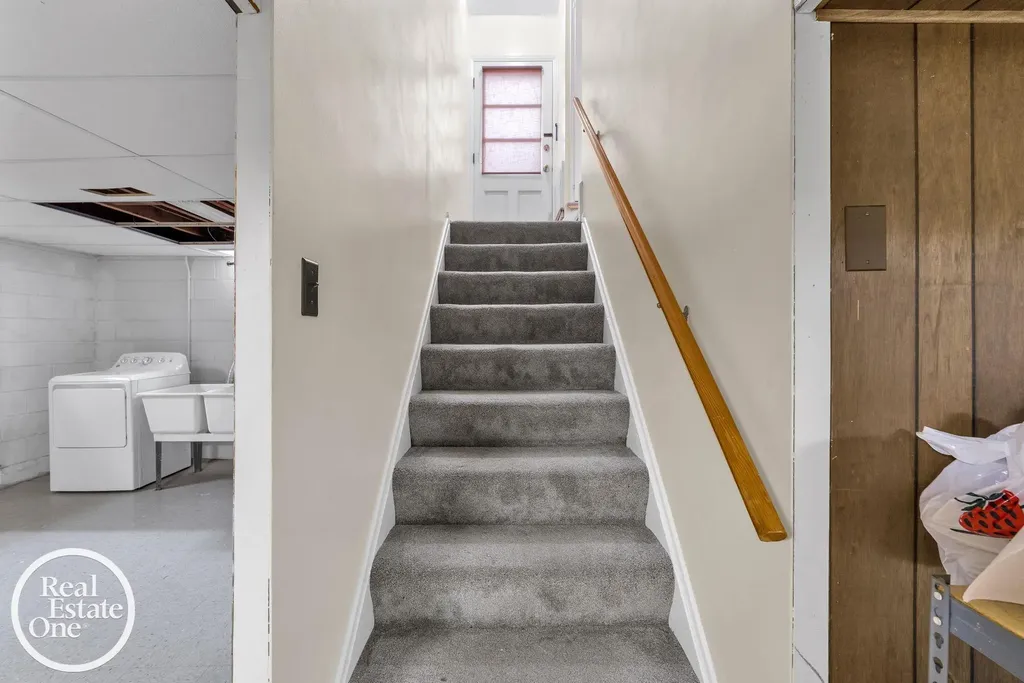 1806 Newcastle Road Grosse Pointe Woods City MI 48236