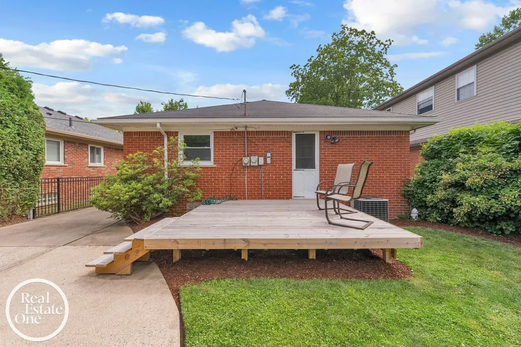 1806 Newcastle Road Grosse Pointe Woods City MI 48236