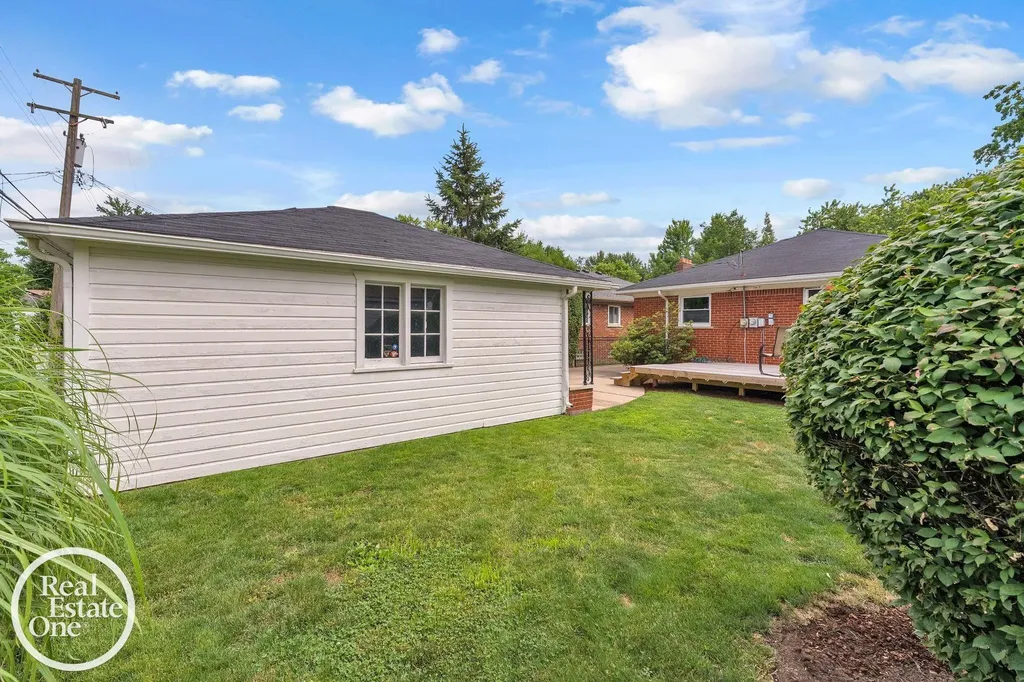 1806 Newcastle Road Grosse Pointe Woods City MI 48236