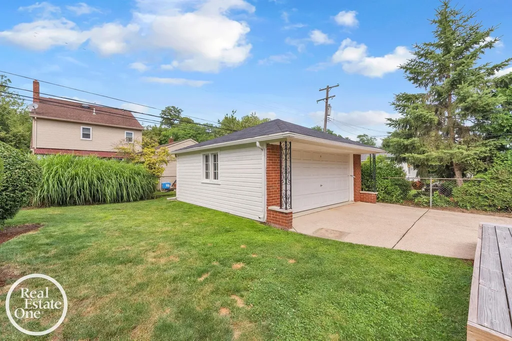 1806 Newcastle Road Grosse Pointe Woods City MI 48236