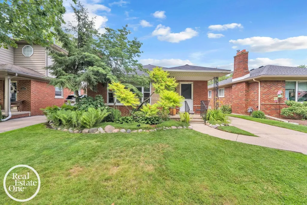 1806 Newcastle Road Grosse Pointe Woods City MI 48236