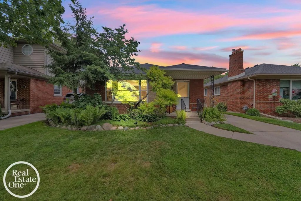 1806 Newcastle Road Grosse Pointe Woods City MI 48236