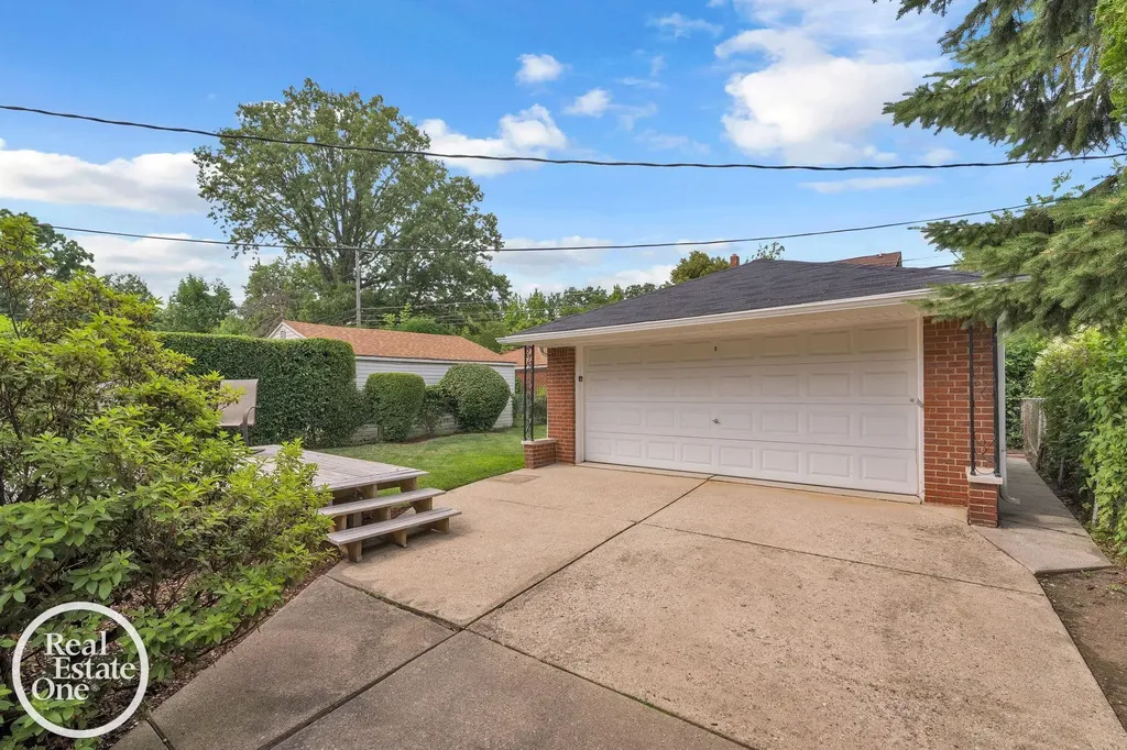 1806 Newcastle Road Grosse Pointe Woods City MI 48236