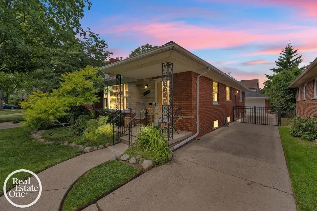 1806 Newcastle Road Grosse Pointe Woods City MI 48236