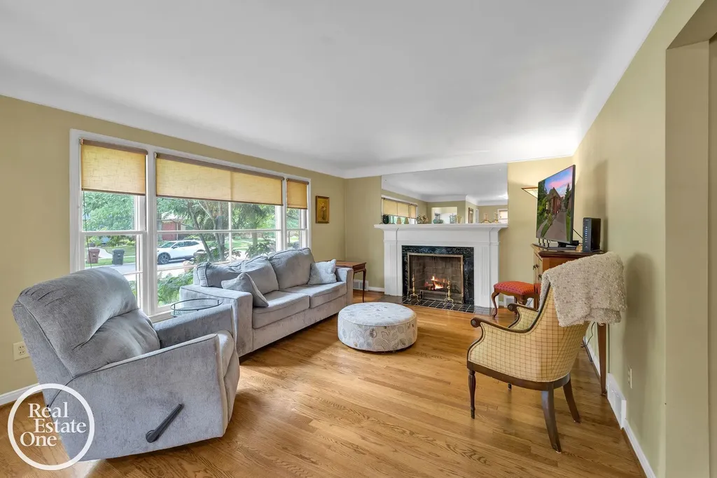 1806 Newcastle Road Grosse Pointe Woods City MI 48236