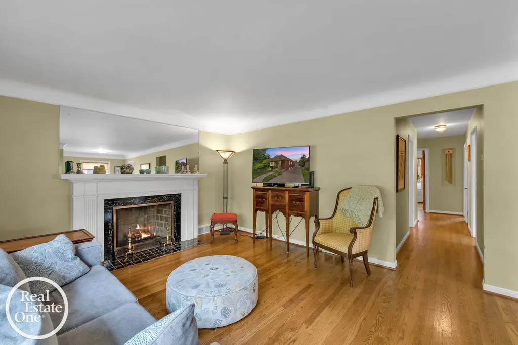 1806 Newcastle Road Grosse Pointe Woods City MI 48236