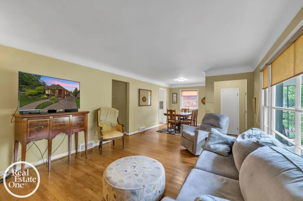 1806 Newcastle Road Grosse Pointe Woods City MI 48236