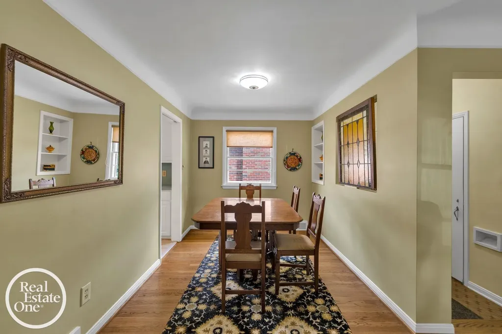 1806 Newcastle Road Grosse Pointe Woods City MI 48236