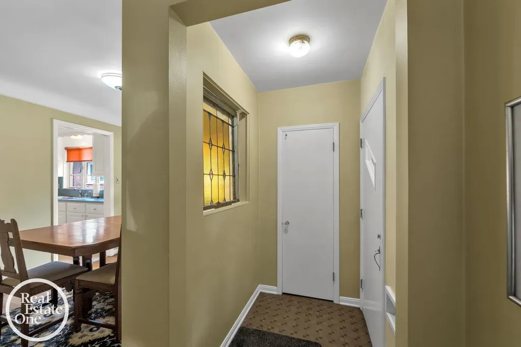 1806 Newcastle Road Grosse Pointe Woods City MI 48236