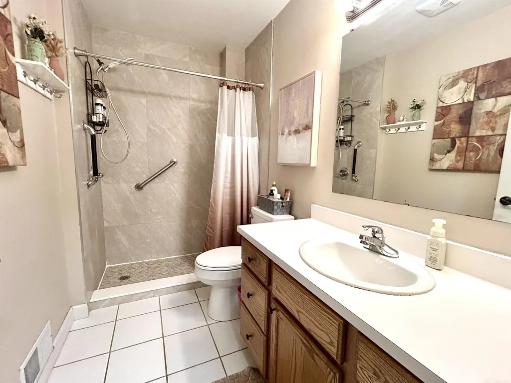 2048 Collins Avenue Shelby Charter Township MI 48317