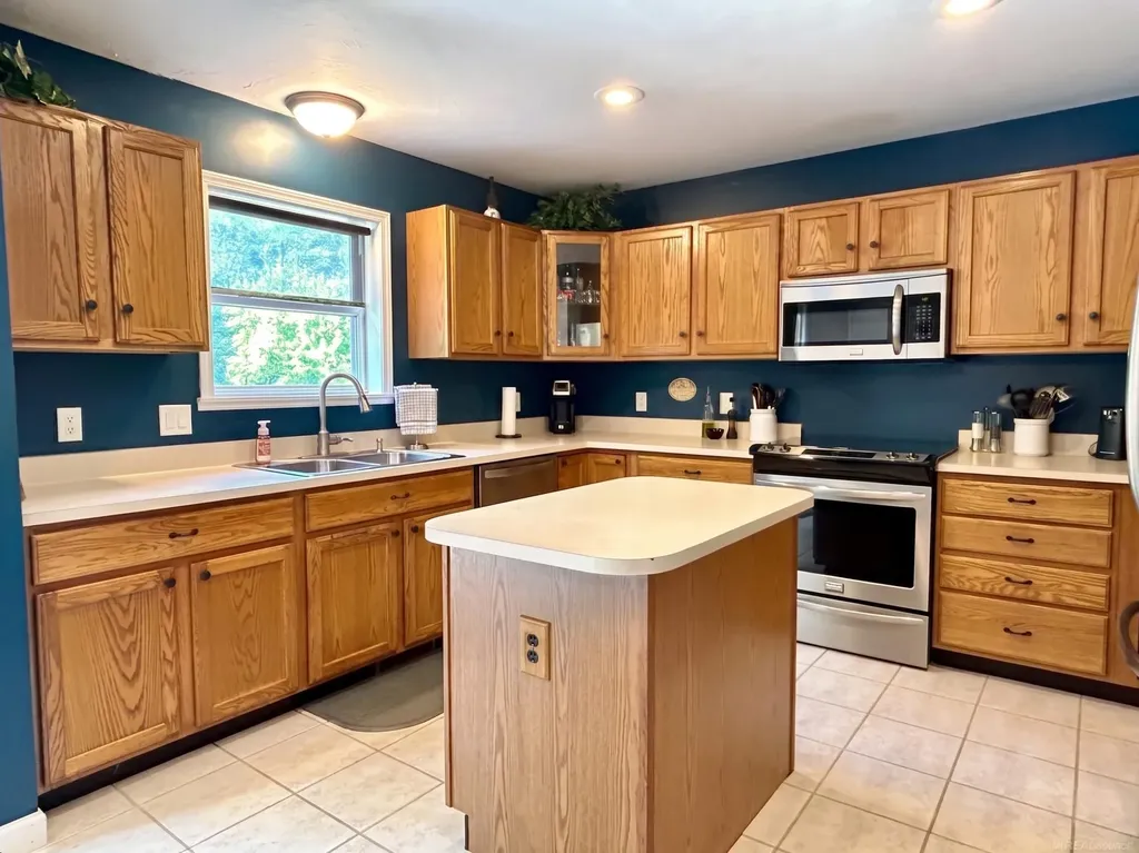 2048 Collins Avenue Shelby Charter Township MI 48317