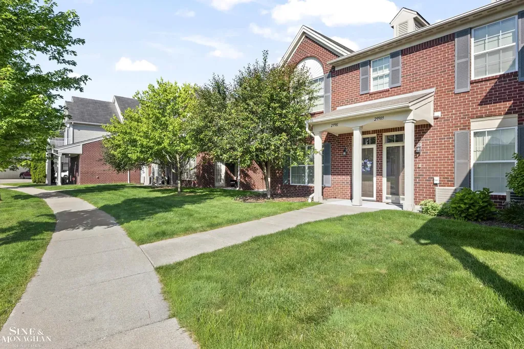29981 Fox Run Circle Warren City MI 48092