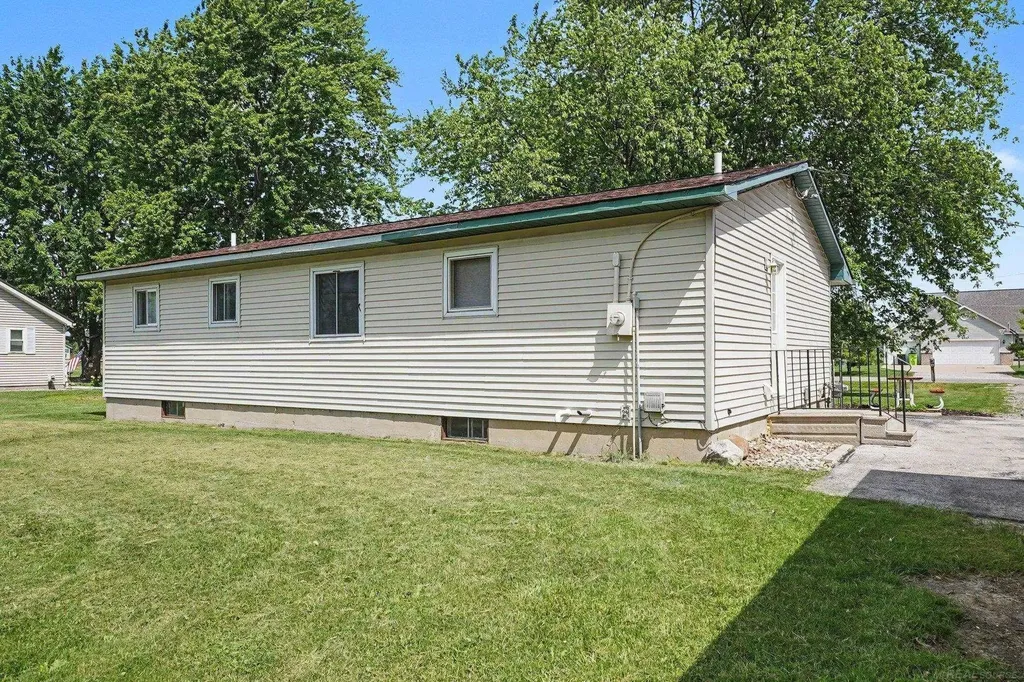 1944 E River Road Kawkawlin Township MI 48631