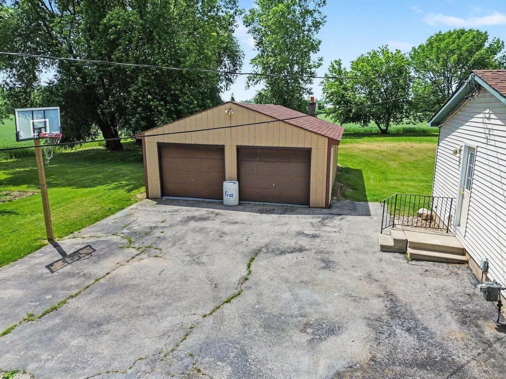 1944 E River Road Kawkawlin Township MI 48631