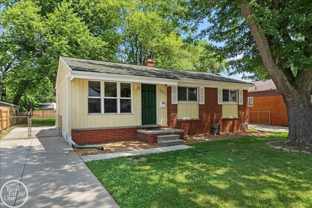 22513 Avon Street St. Clair Shores City MI 48082