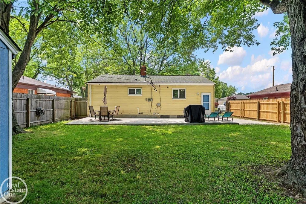 22513 Avon Street St. Clair Shores City MI 48082