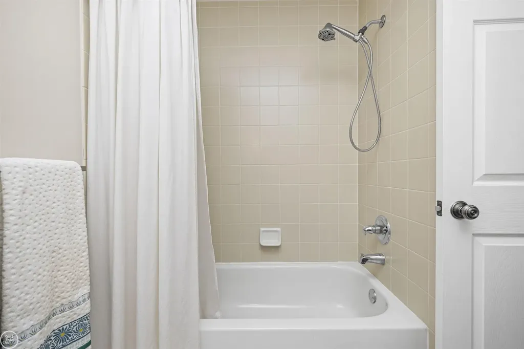 16354 Chatham Drive Macomb Township MI 48044