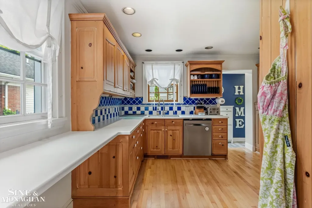 580 Hampton Road Grosse Pointe Woods City MI 48236