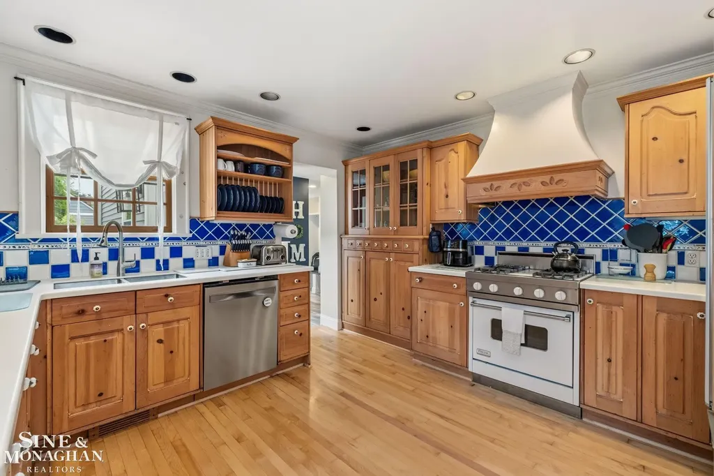 580 Hampton Road Grosse Pointe Woods City MI 48236